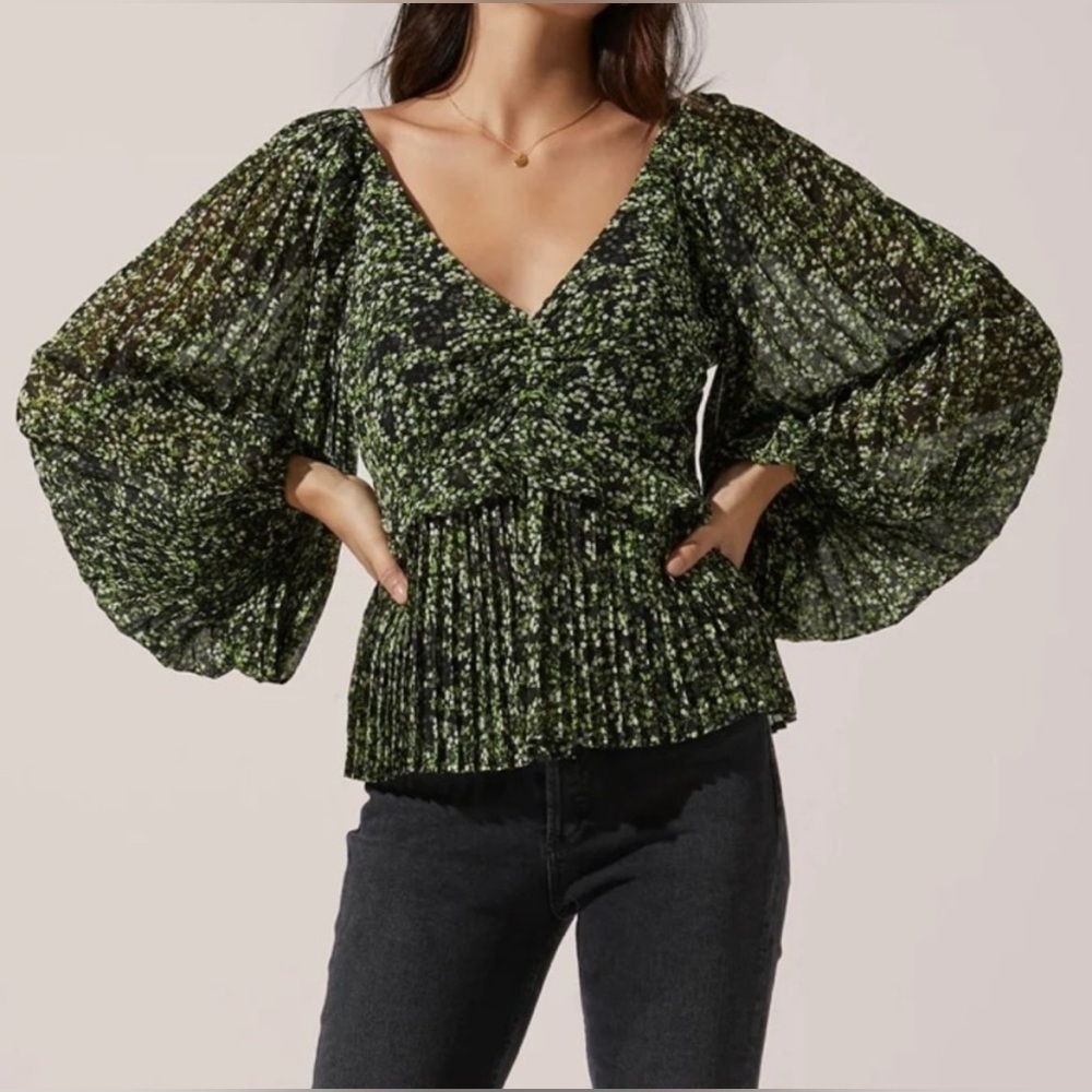 ASTR the Label Black & Green Ditsy Floral Drama Sleeve Ruffle Plisse Top (Sz M)